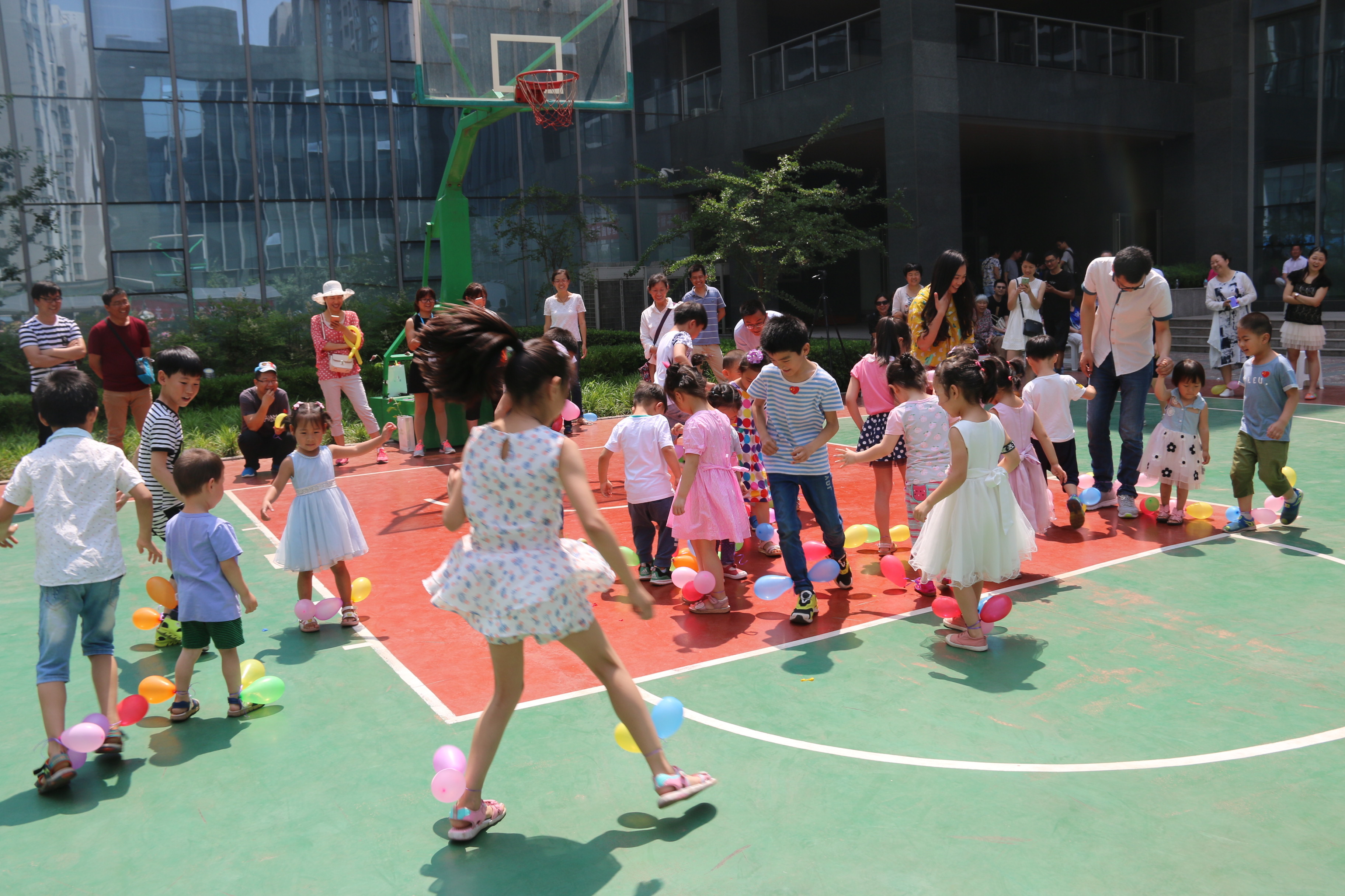 5、孩子們的歡笑感染全場.JPG
